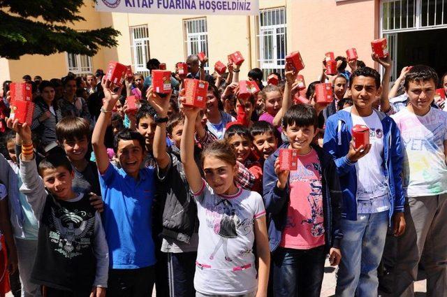 Halkapınar'da Kitap Fuarına Yoğun Ilgi