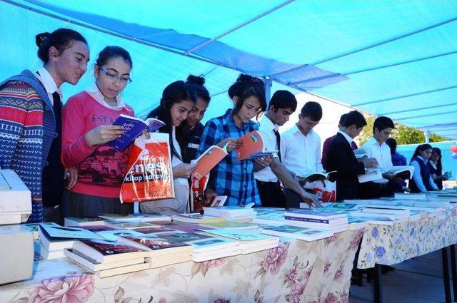 Halkapınar'da Kitap Fuarına Yoğun Ilgi