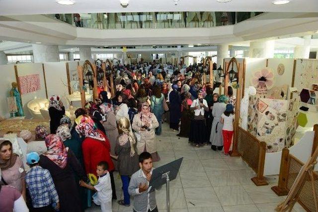Komek, 10. Yılında 2014 Eserlik Bir Sergiyle Görücüye Çıkıyor 1