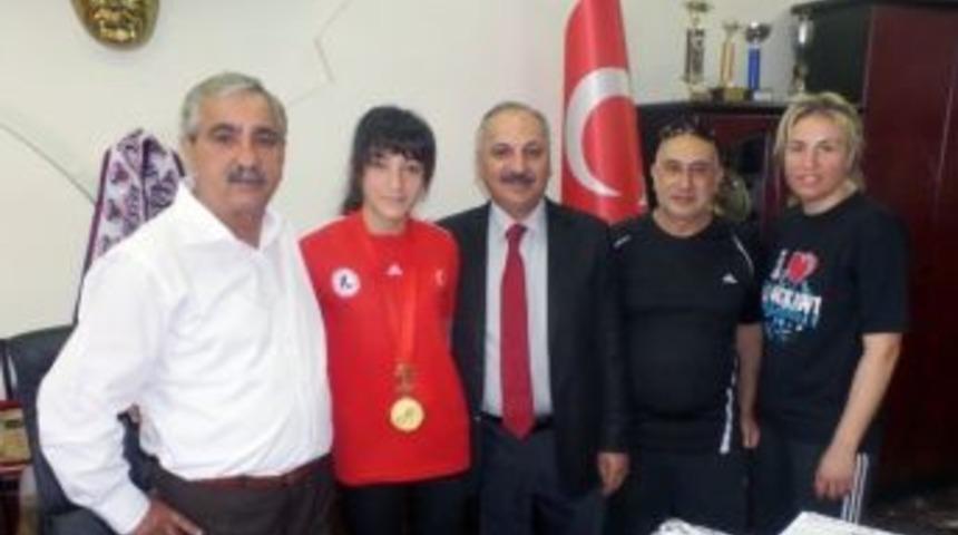 Muay Thai D&uuml;nya Şampiyonu Fındık'tan Başkan Sarı'ya Ziyaret