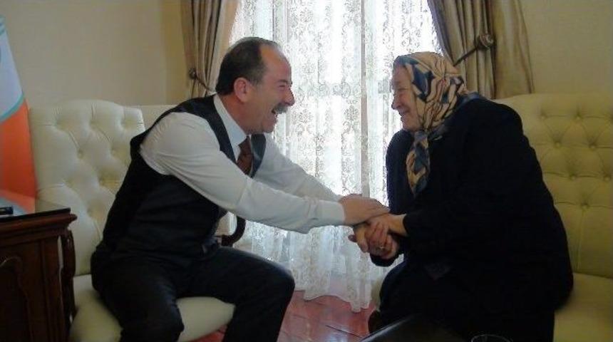 Yeşil Alan İ&ccedil;in Kep&ccedil;enin &Ouml;n&uuml;ne Oturan Kıymet Teyze: "yine Gelsinler Yine Otururum"