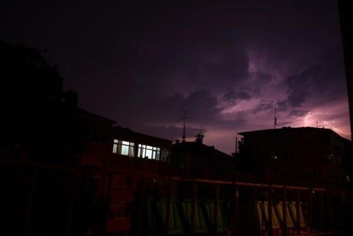 Şimşekler geceyi aydınlattı   G3