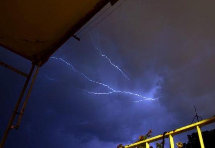 Şimşekler geceyi aydınlattı   G5