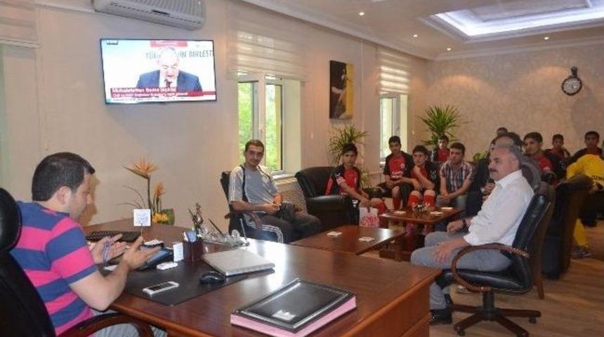 İmam Hatipliler &Ccedil;eyrek Final Sevincini Sason Kaymakamıyla Paylaştı