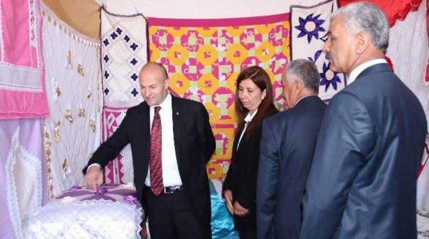 Kadınların El Emekleri Sergilendi