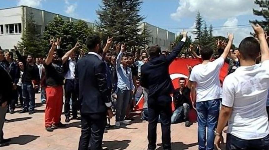 &Uuml;niversitede &Ccedil;ıkan Kavgada 12 Kişi Yaralandı, 30 &Ouml;ğrenci G&ouml;zaltına Alındı