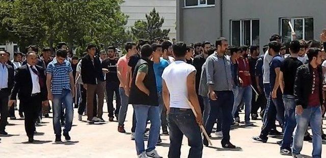&Uuml;niversitede &Ccedil;ıkan Kavgada 12 Kişi Yaralandı, 30 &Ouml;ğrenci G&ouml;zaltına Alındı 1