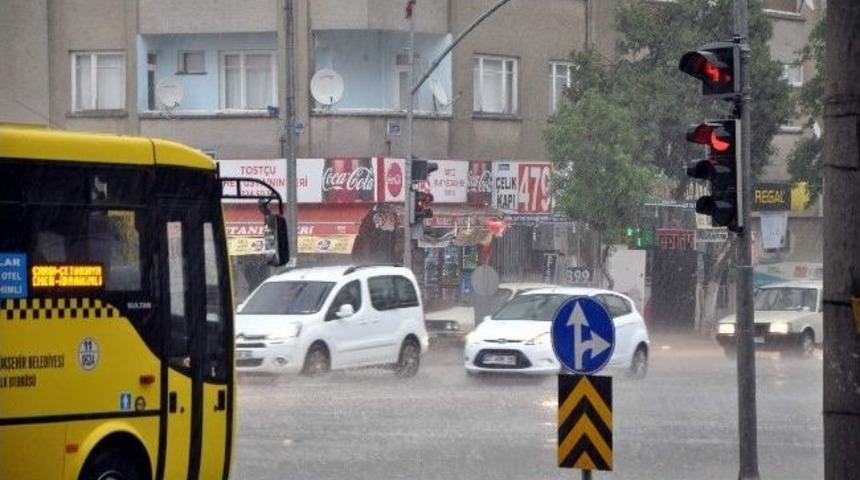 Aniden Bastıran Yağmur Vatandaşları Hazırlıksız Yakaladı