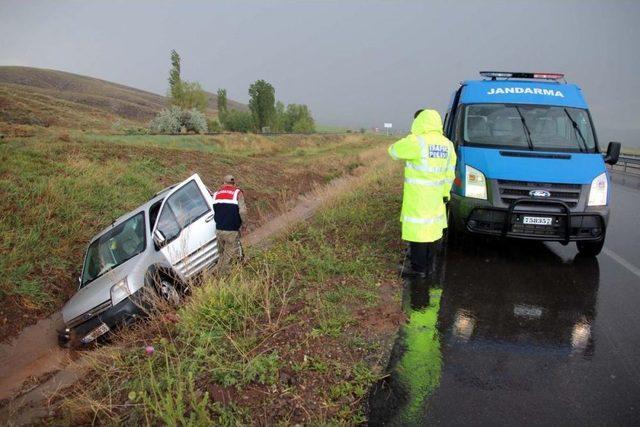 Sivas'ta Trafik Kazası: 3 Yaralı