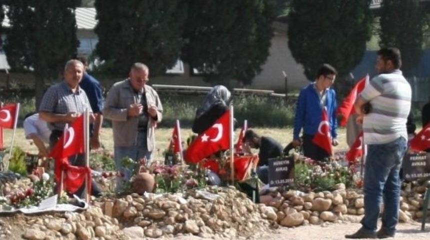 T&uuml;mer Metin &ldquo;o Madenciyle&rdquo; Birlikte Şehitlikte