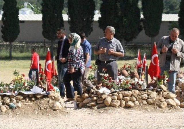 Tümer Metin “o Madenciyle” Birlikte Şehitlikte