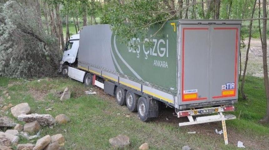 Sorgun&rsquo;da Tır Kazası Ucuz Atlatıldı