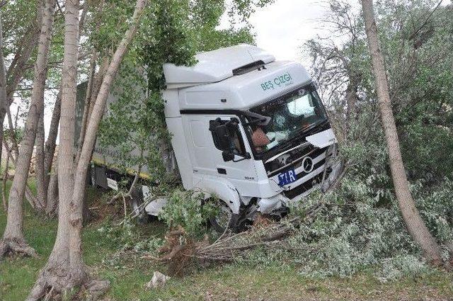 Sorgun’da Tır Kazası Ucuz Atlatıldı