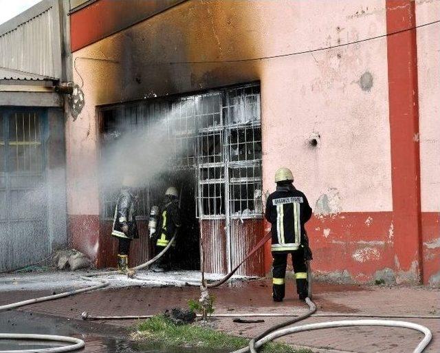 Mobilya Atölyesinde Çıkan Yangın Korkuttu