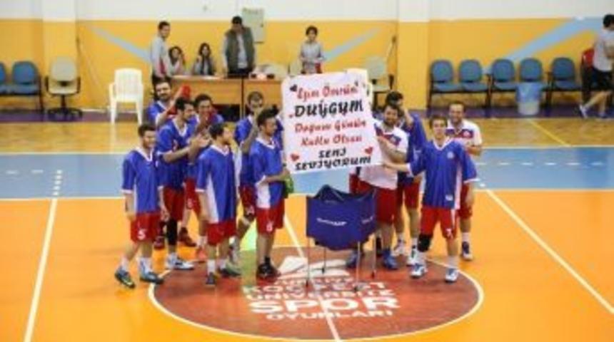 Basketbol Ma&ccedil;ında S&uuml;rpriz Doğum G&uuml;n&uuml;