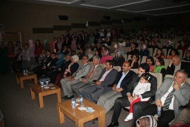 Yozgat’ta ‘ah Şu Gençler’ İsimli Tiyatro Oyunu Yoğun İlgi Gördü 1