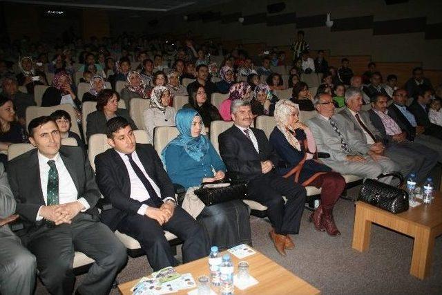 Yozgat’ta ‘ah Şu Gençler’ İsimli Tiyatro Oyunu Yoğun İlgi Gördü 2