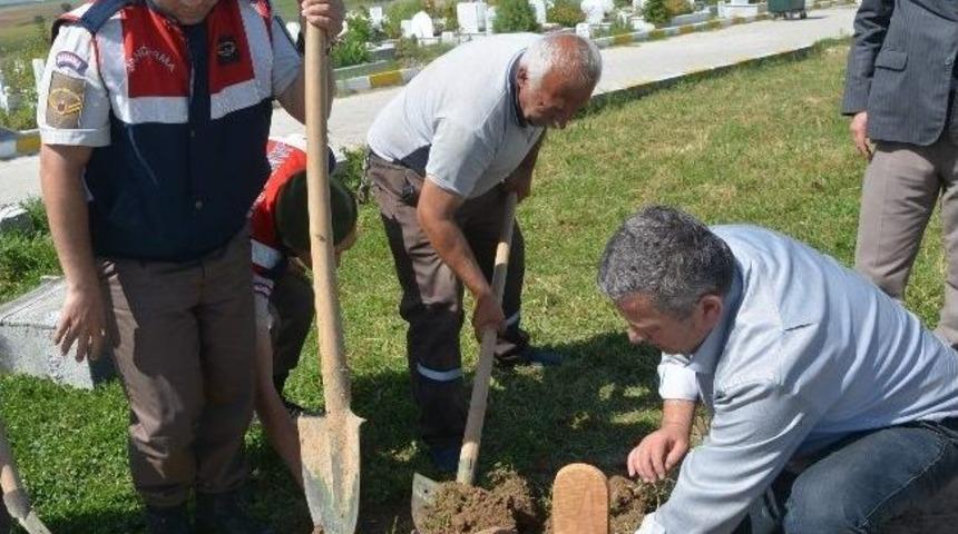 &Ccedil;&ouml;pl&uuml;kte &Ouml;l&uuml; Bulunan Bebek Toprağa Verildi