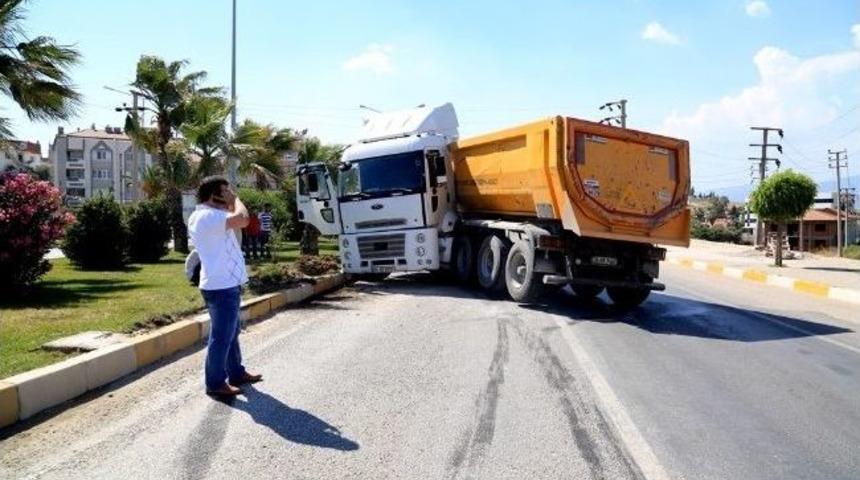 Tır Şof&ouml;r&uuml; Yayaya &Ccedil;arpmamak İ&ccedil;in Kaza Yaptı