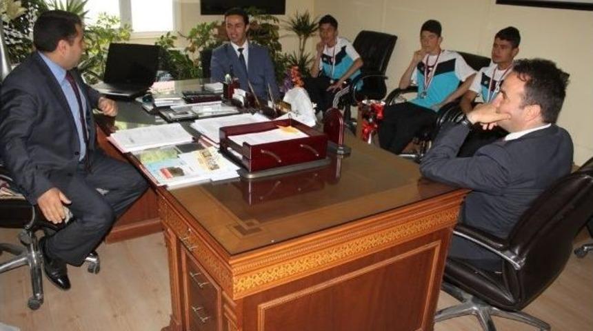 Şampiyonlar &Ouml;ğrencilerden M&uuml;d&uuml;r Kırekin&rsquo;e Ziyaret