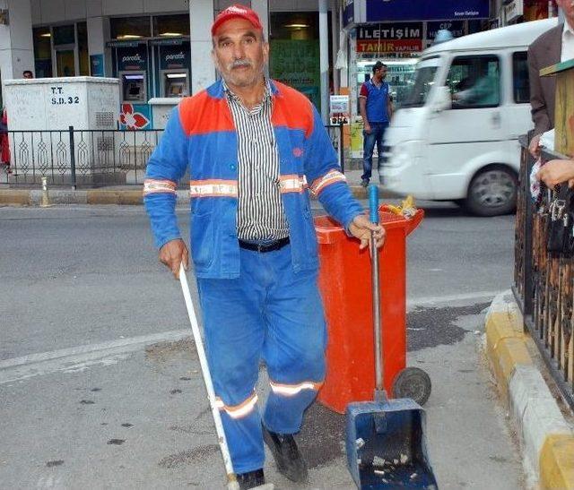 Adıyamanlı Temizlik İşçisinden İnsanlık Dersi