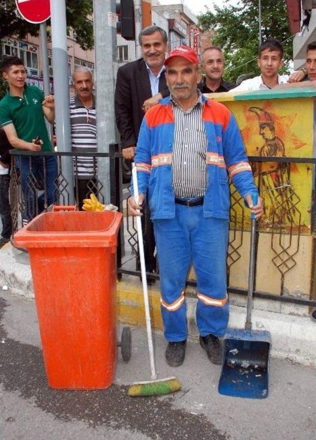 Adıyamanlı Temizlik İşçisinden İnsanlık Dersi