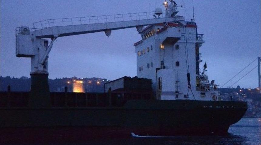 Anadolu Hisari A&ccedil;ıklarında Bir Gemi Karaya Oturdu