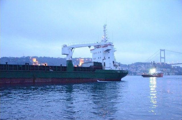 Anadolu Hisari A&ccedil;ıklarında Bir Gemi Karaya Oturdu 1