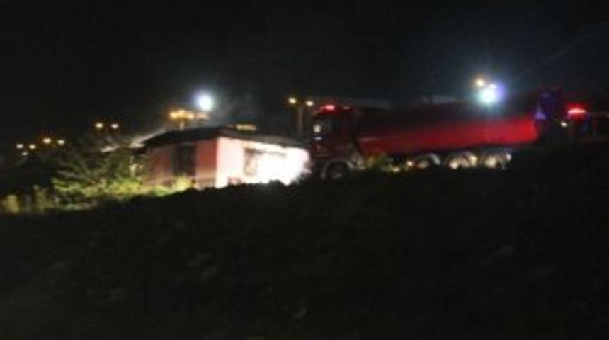 Depo Olarak Kullanılan Gecekondu Alevlere Teslim Oldu