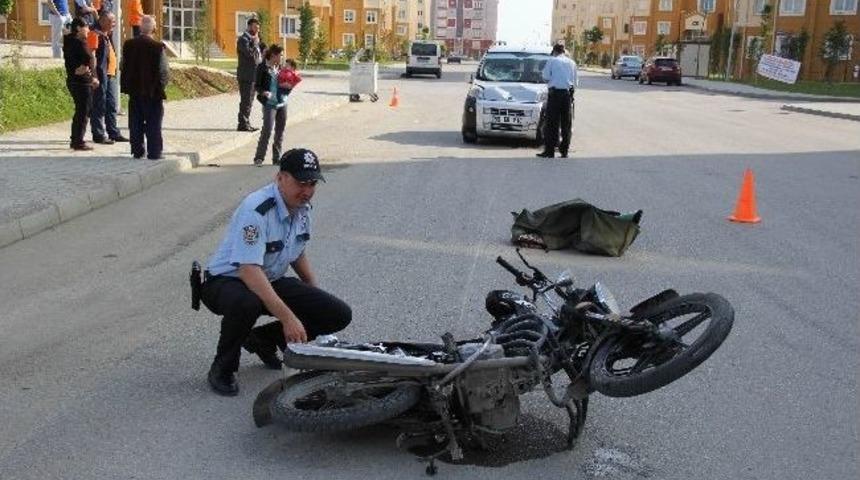 Kamyonet Gazete Dağıtıcısına &Ccedil;arptı: 1 Yaralı