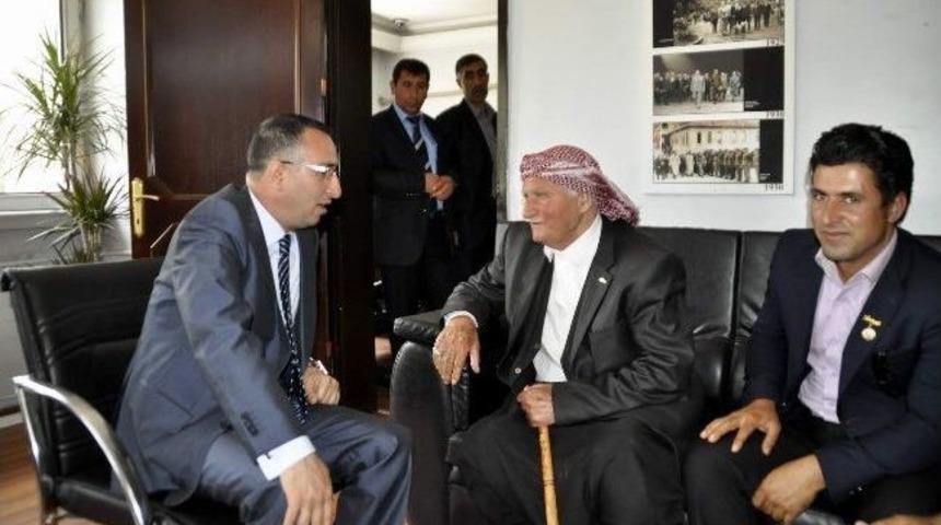 K&uuml;rt Sanat&ccedil;ı Şivan Perwer&rsquo;in Babası Siverek Belediye Başkanını Ziyaret Etti