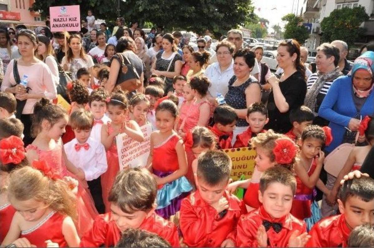 Miniklerin Kortej Y&uuml;r&uuml;y&uuml;ş&uuml; B&uuml;y&uuml;k İlgi G&ouml;rd&uuml;
