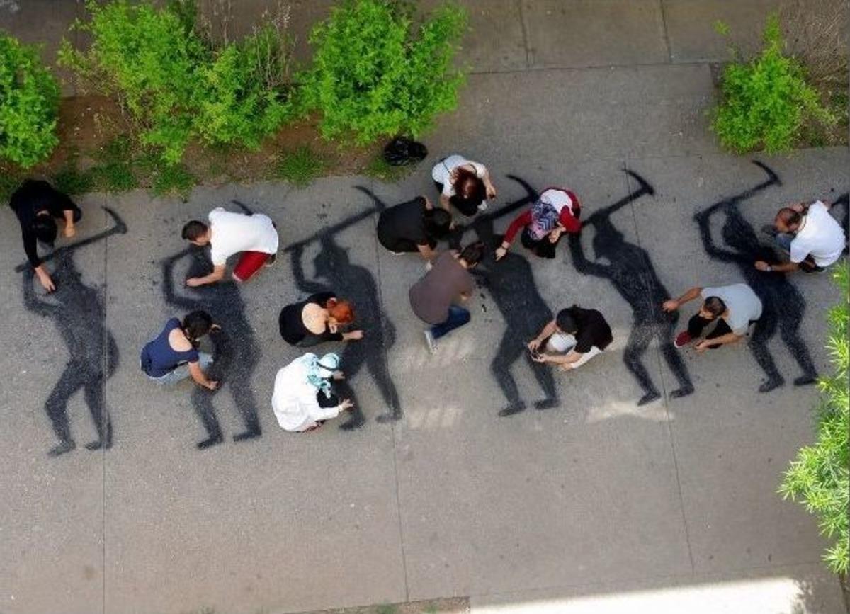 &Ccedil;&uuml; &Ouml;ğrencileri, 301 Madencinin Siluetini K&ouml;m&uuml;rlerle Yere Resmetti