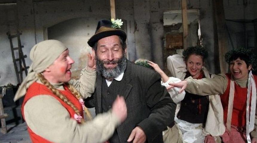 M&uuml;zikli Danslı Polonya Dramı