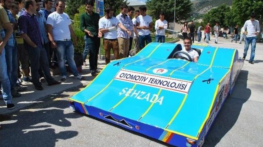 15 Bin Liraya G&uuml;neş Enerjisiyle &Ccedil;alışan Otomobil Yaptılar