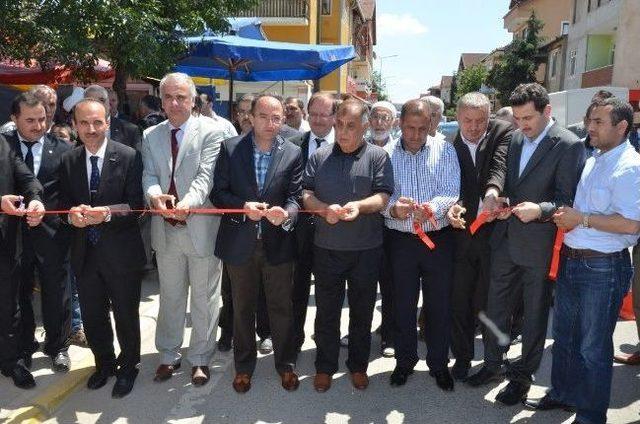 Başkan &Uuml;z&uuml;lmez Yardım Kermesinde 2