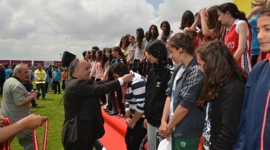 &Uuml;mraniye Spor Oyunları&rsquo;nda Dereceye Girenler &Ouml;d&uuml;llendirildi