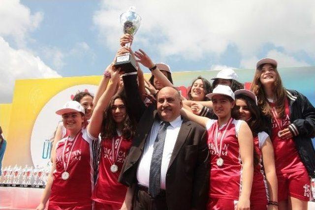 &Uuml;mraniye Spor Oyunları&rsquo;nda Dereceye Girenler &Ouml;d&uuml;llendirildi 2