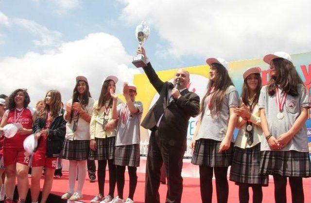 &Uuml;mraniye Spor Oyunları&rsquo;nda Dereceye Girenler &Ouml;d&uuml;llendirildi 3