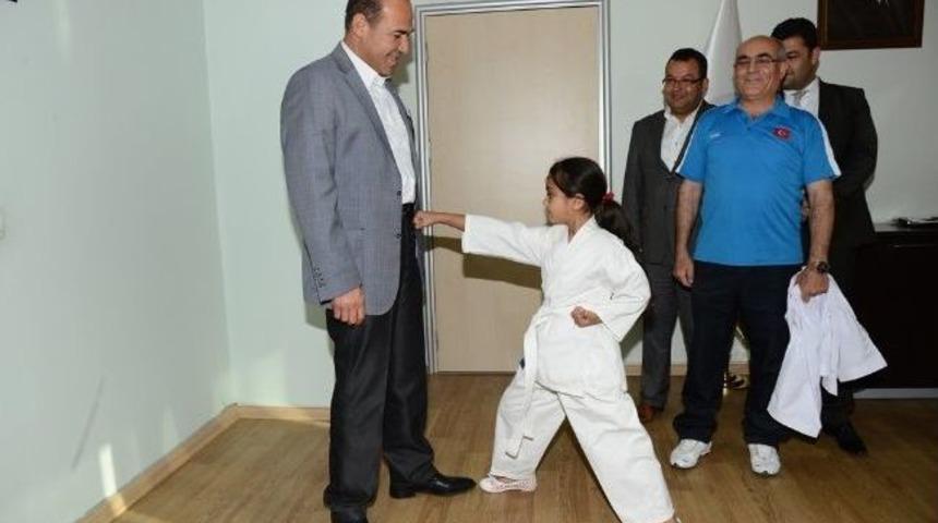 K&uuml;&ccedil;&uuml;k Karateciden H&uuml;seyin S&ouml;zl&uuml;&rsquo;ye Şov