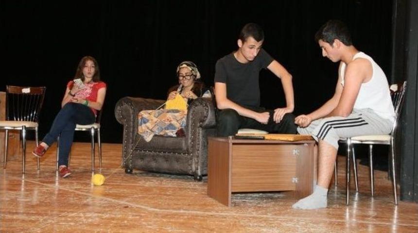 Liseli Tiyatrocular &ldquo;sahne&rdquo; Dedi