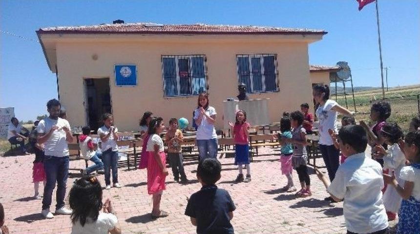 &Uuml;niversiteli Toplum G&ouml;n&uuml;ll&uuml;lerinden K&ouml;y Okuluna Destek