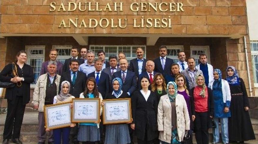 T&uuml;rkiye &Uuml;&ccedil;&uuml;nc&uuml;s&uuml; &Ouml;ğrencilere Takdir Belgesi Verildi