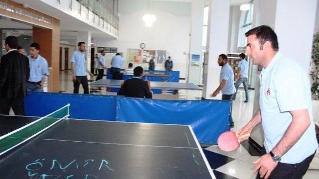 Gazeteciler Masa Tenisi Turnuvasıyla Stres Attı