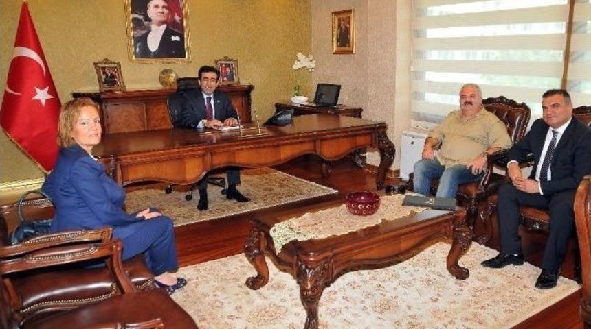 Vali G&uuml;zeloğlu Tiyatro Sanat&ccedil;ısı Deniz Oral'ı Makamında Kabul Etti