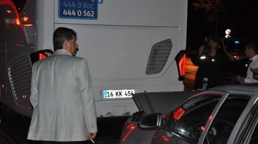 Sandıklı&rsquo;da Yolcu Otob&uuml;s&uuml;yle Otomobil &Ccedil;arpıştı