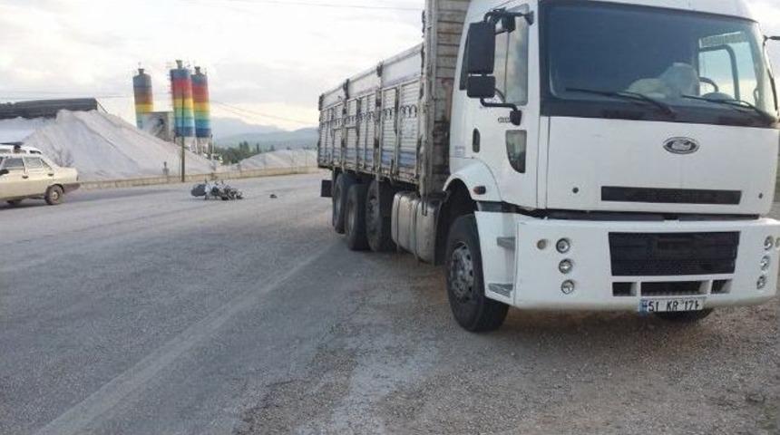 Kamyonla Motosiklet &Ccedil;arpıştı: 2 Yaralı