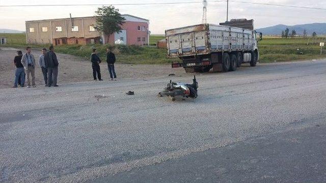Kamyonla Motosiklet &Ccedil;arpıştı: 2 Yaralı 1