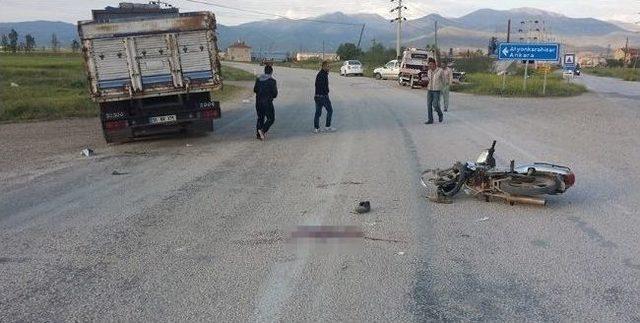 Kamyonla Motosiklet &Ccedil;arpıştı: 2 Yaralı 2