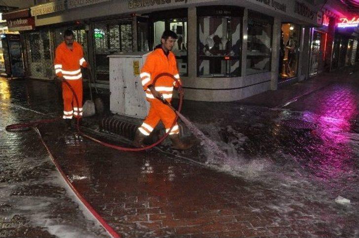 Nazilli'de Sokaklar Deterjanlı Su İle Yıkandı G3